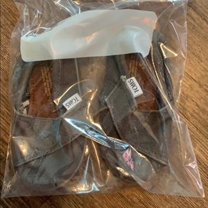 Toms size 4.5. LIKE NEW. Bundle & save!